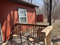 Secluded 2 bedroom cabin near Lake Jackson.