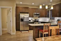 Walk to Train! Pet-Friendly Townhome! - 3 stjerner