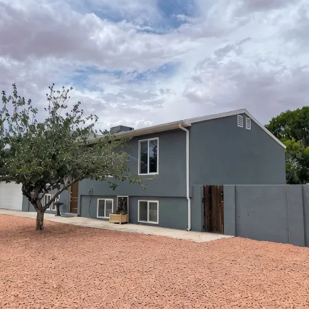 A W🌊VE From It All! Secure boat storage, huge yard, lots of outdoor games!