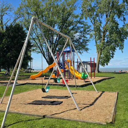 Front Porch & Balcony overlooking Park/Lake Erie! Cedar Point, Fishing & Beach!