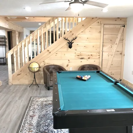 Hot tub-petfriendly-firepit-pool table-bar-3+acres
