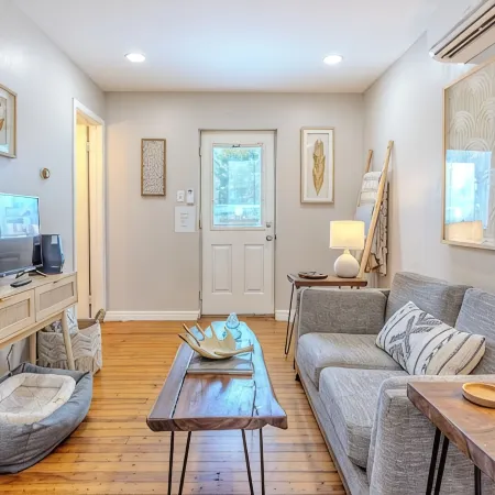 Cozy, dog-friendly, downtown