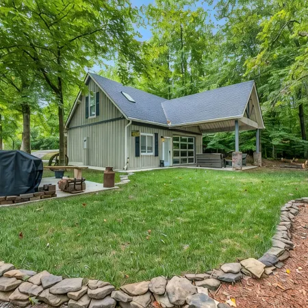 LUXURY Barn Chalet.  2 bedrooms, firepit, BBQ, loft, trails, ponds, park