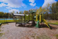 Cozy Poconos Getaway with Firepit, Beach & Lake Access. Minutes to the Beach - Wifi