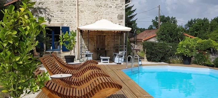 CHARMING COTTAGE WITH TERRACE OVERLOOKING THE COUNTRYSIDE Hotels in Charente