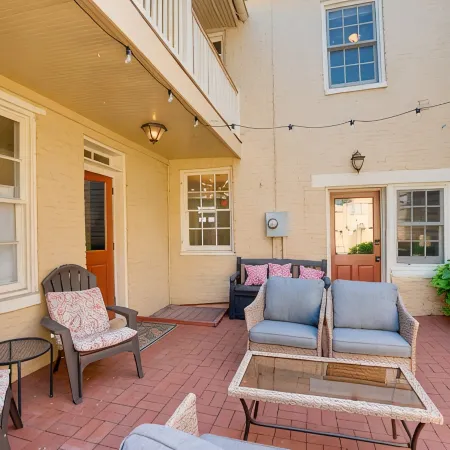 4 Bedroom, 3  Bath  Big Downtown Frederick home, w/ Private Patio &  fire table