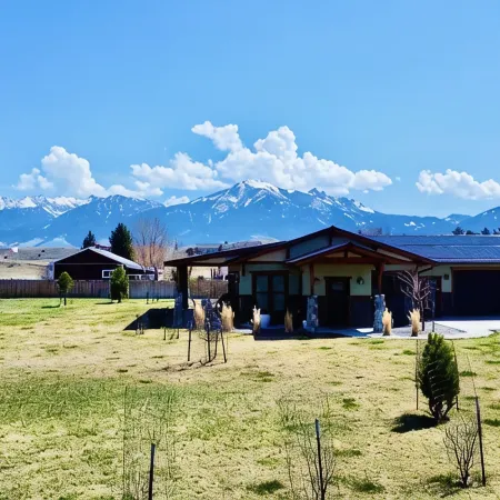Modern Dog Friendly Paradise Valley Home near Yellowstone NP & Chico Hot Springs