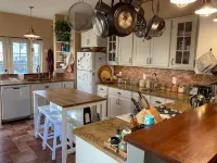 Beautiful, family-friendly home with yard and patio near Tufts, 10 min to Boston - Apartments