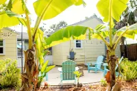 Coastal Cottage ~ fire-pit, kayaks, bikes, fenced yard, pet & kid friendly - บ้านพักหลังเล็ก