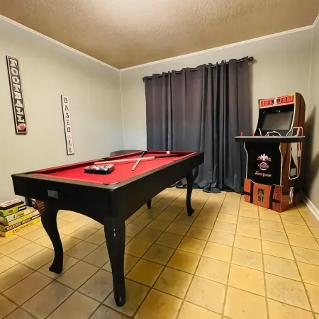 Family-sized house with plenty of space with game room & covered patio