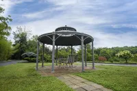 10 bedroooms/baths, 4 mi from VT - 3-Star