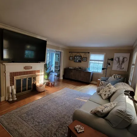 Charming home, quiet neighborhood< 2mi to Shattuck, game room, deck