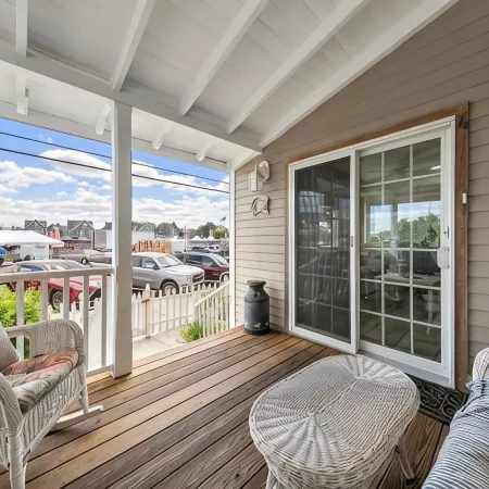 3rd to Beach*Big Discount Summer Weeks* Porch,Heart of B.H,Across Veterans Park