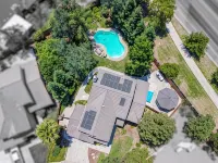 Home oasis with sauna, jacuzzi, pool & heated gazebo! - 수영장