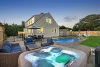 Brand New 5BR - Pool, Hot Tub, A/C – Walk to Beach, Main St Ferry - Sleeps 12