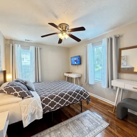 Immaculate Private Home w/Visiting Deer & Parking