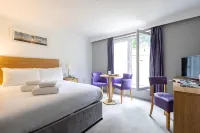 The Caledonian Island Hotel - parking