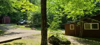 Lakefront Rustic 1930s dog friendly Cabin w/lg screened porch near Lake George - Wi-Fi