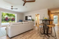 OFF THE HOOK - 3 Bedroom / 3 Bathroom W/ Pool & Parking - Private Pools