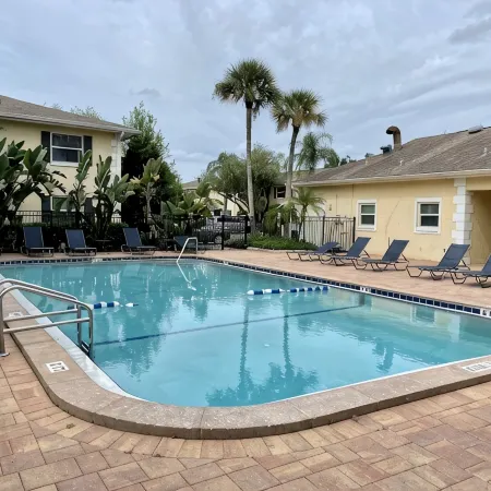 Cute, spacious 2 BR 2 Full BA condo minutes from the beaches