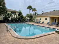 Cute, spacious 2 BR 2 Full BA condo minutes from the beaches - Pool
