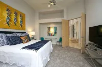 Newly Remodeled 4,400 Square Foot Modern design with Pool and Spa065893