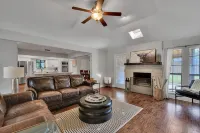 Great Home with Southern Charm and Great Space - Bungalows