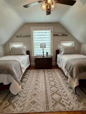 Charming 3-bedroom farmhouse with AC, WiFi in quaint Austinburg