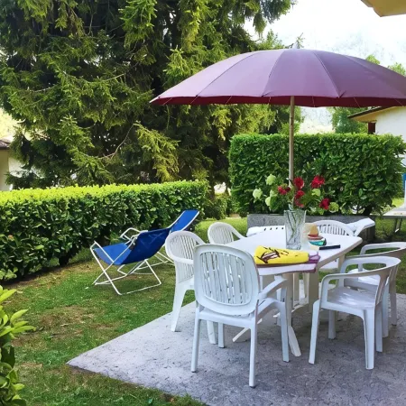Directly on the lake with terrace for seven people