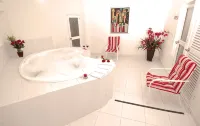 Hotel Karlo by Gho Hoteles - Bathtub
