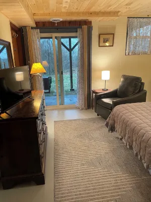Studio for 3/Private Entrance, Bath, WiFi, Netflix/2.5 mi to Town/Pets