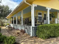 High Point 1912 Charming Farmhouse in Red Rock on Six Acres with 2 Zone AC, WiFi - Boutique