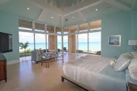 The Great House, Stunning 4-Bedroom Coastal Retreat with Panoramic Ocean Views - Homestays