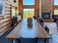 Woodland Views + Spacious Layout + Gameroom // Sleeps 12 in Beds - Hytter