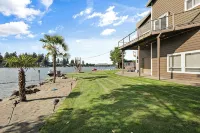 Waterfront perfection with multiple bedrooms & bathrooms - 5000 sf - 4-Star