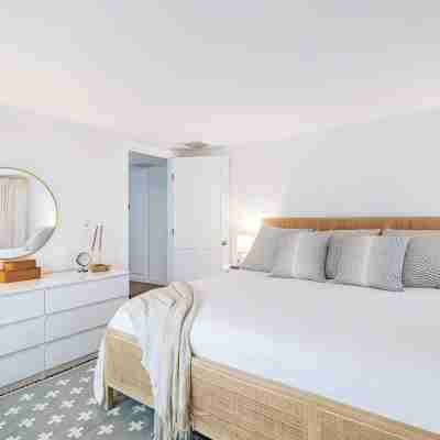 Downtown Chatham Gem – Walk to Beach, Shops, C.B.I, & Dining Family-Friendly! Rooms