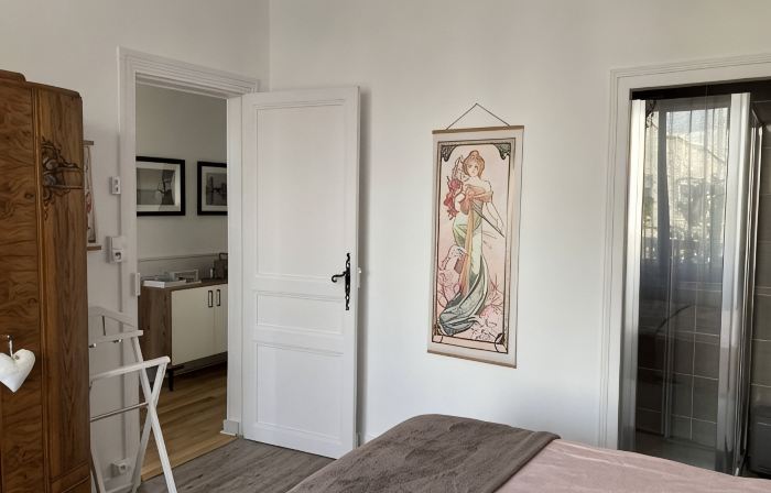 Authentic Charming 2 Bedroom House with Garden near City Center