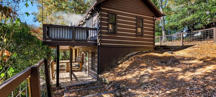 Romantic Modern Cabin w/Mountain Views, Hot Tub, Pet-Friendly & EV Charger ギルマーのホテル