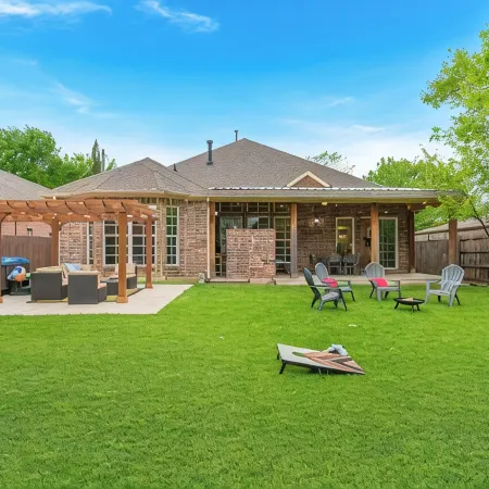 Spacious 4-bedroom house near DFW, Hot Tub, Game Room, Backyard Playset