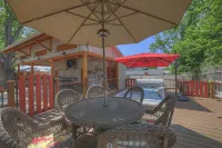 Chic Comfort Just Steps from Main Street! - 4 stjerner