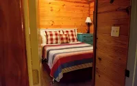 Modern Private Cabin, Fishing, Shooting Range, Fire Pit, 4WD Trails & Canoeing - 3つ星