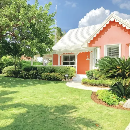 The Pink Beach House - Private House and Pool directly on the Beach, Rum Point
