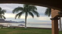 PARADISE AT BAHIA DELFIN / BEAUTIFUL  1ST FLOOR, POOLSIDE, OCEANVIEW , GOLD ZONE - โฮมสเตย์