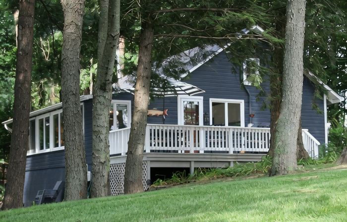 Brower Cottage - Lakefront Secluded Wooded Lot on Hutchins Lake Near Saugatuck