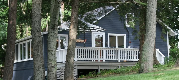 Brower Cottage - Lakefront Secluded Wooded Lot on Hutchins Lake Near Saugatuck Hotels in Ganges Township