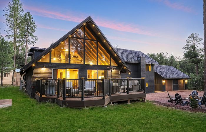 Spacious and Modern Pet-Friendly Chalet in the Pines—perfect for large groups!