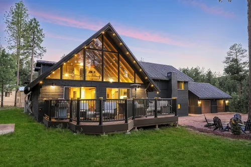 Spacious and Modern Pet-Friendly Chalet in the Pines—perfect for large groups! - WiFi
