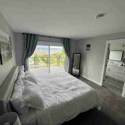 Stunning Ocean Views and a Short Stroll to Downtown Rooms