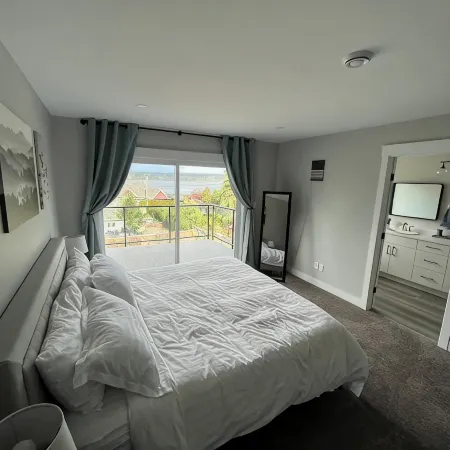 Stunning Ocean Views and a Short Stroll to Downtown