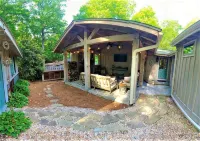 Designer Cottage-Highlands-Amazing Outdoor Living Spaces-Fireplace-Pet Friendly - ブティック